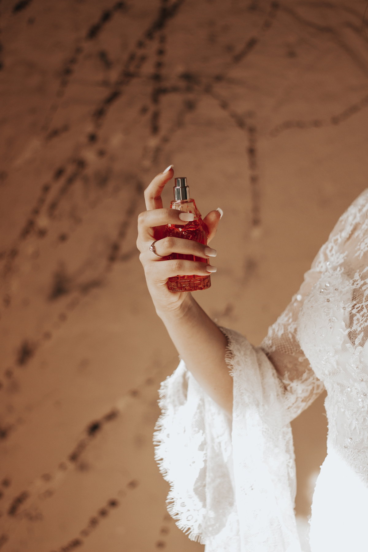 Frau mit Parfum in der Hand