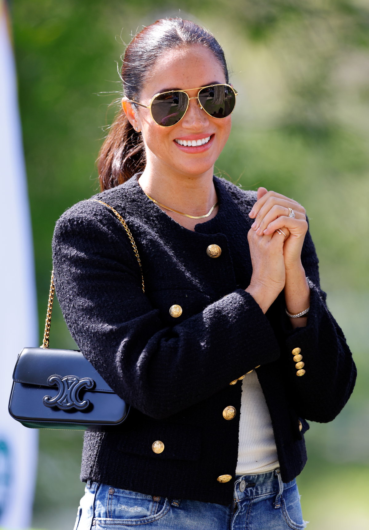 Meghan Markle trägt schwarze Bouclé-Jacke