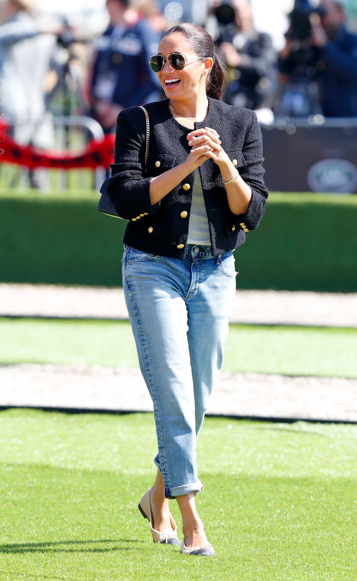 Meghan Markle trägt schwarze Bouclé-Jacke