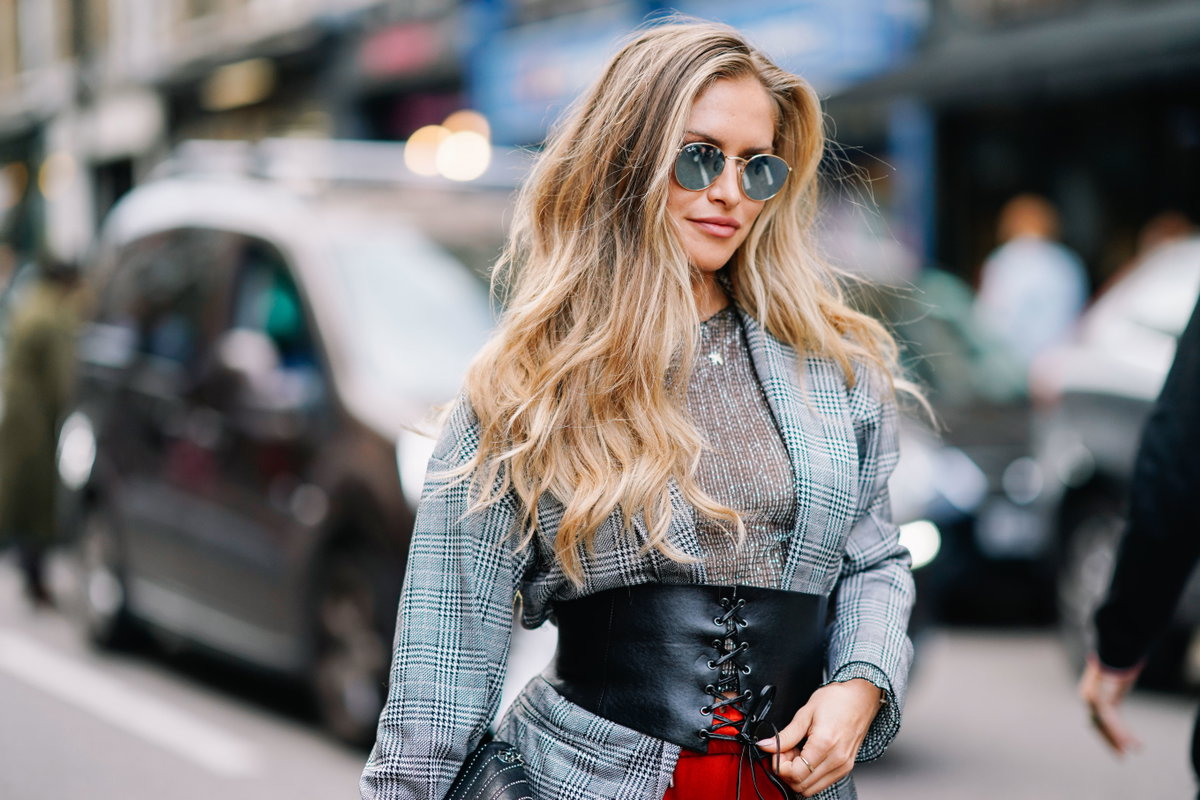 Maja Malnar mit blonden Strähnen und langen Haaren