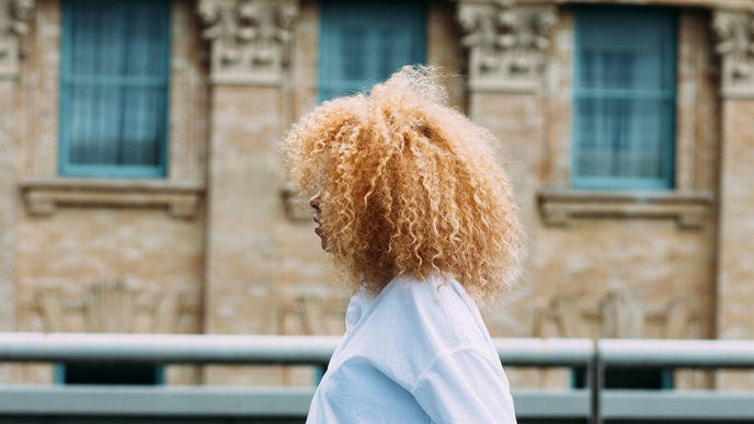 Gelbstich entfernen: 5 Tipps und Hausmittel für blonde Haare