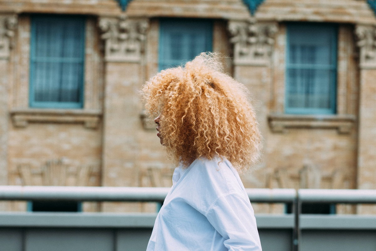 Frau mit blonden Haaren