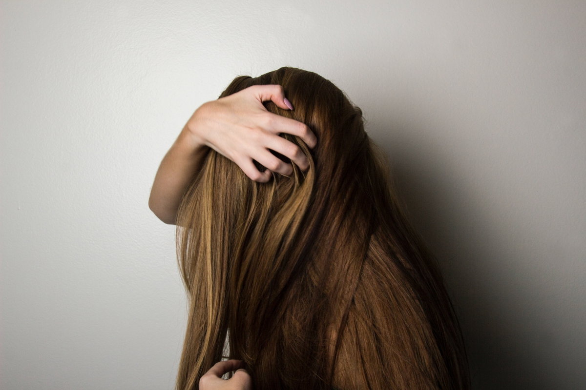 Frau mit braunen Haaren