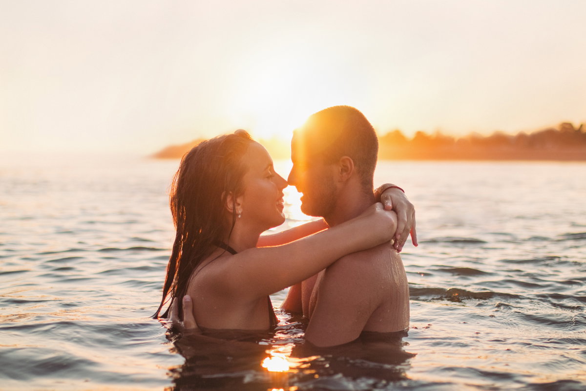 Mann und Frau küssen sich im Wasser