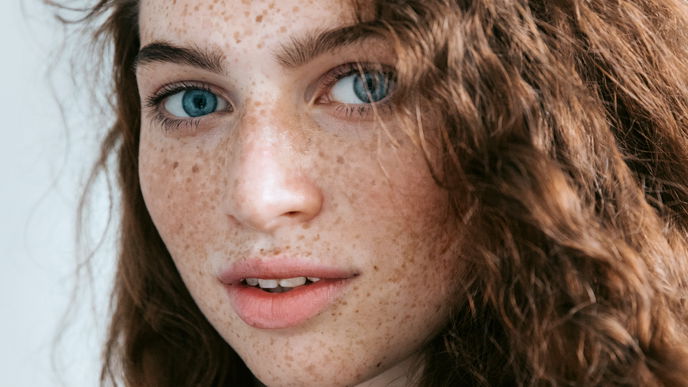 Fake Freckles für Anfänger! Mit diesem Trick schminkst du dir den natürlichen Look