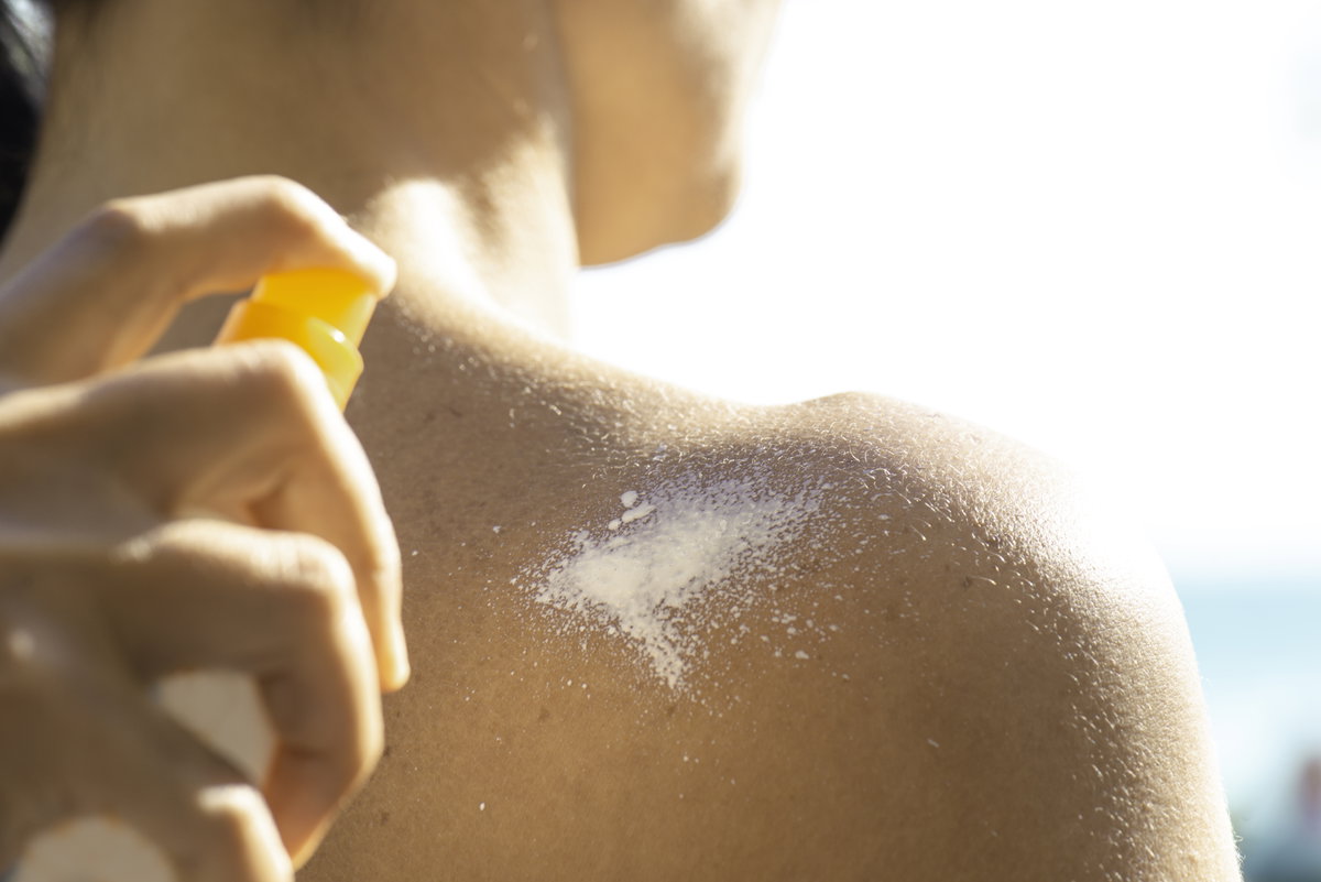 Sonnencreme wird auf Haut aufgetragen