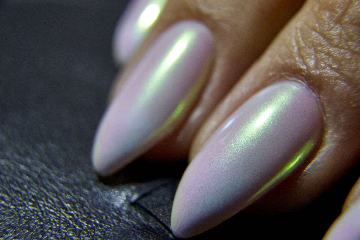 Spitze Nägel mit perlmuttfarbenen Nagellack