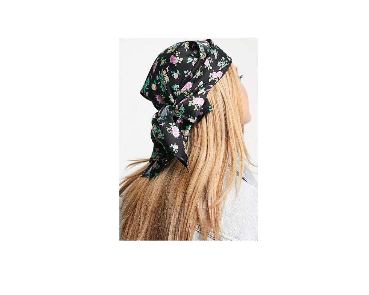 Kopftuch aus Polysatin mit Blumenmuster von ASOS DESIGN, rund 16 Euro 🛒.