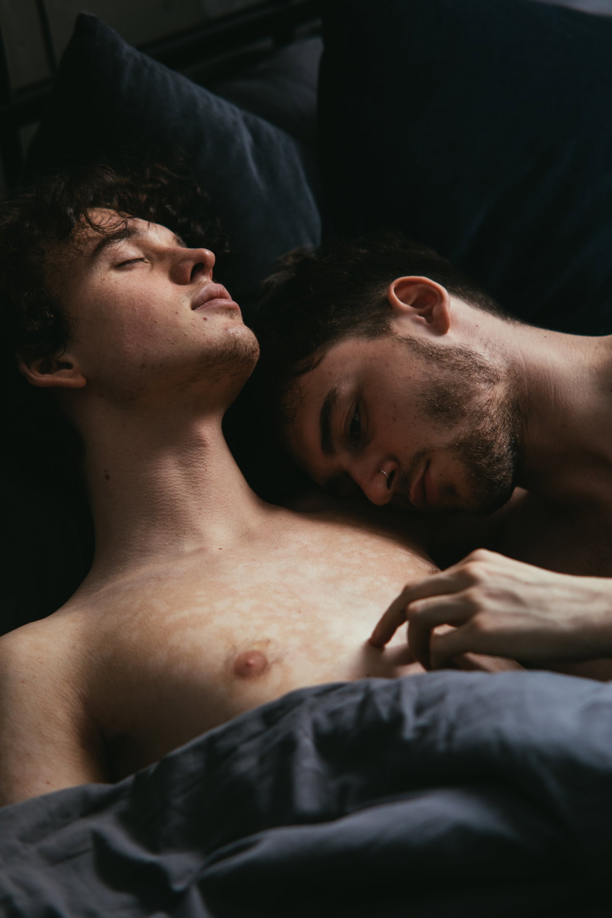 Schwules Pärchen im Bett