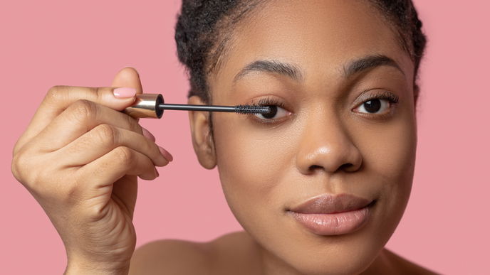 Beauty-Trend 2022: 3 Mascaras unter 12 Euro, die auch im Sommer nicht verschmieren