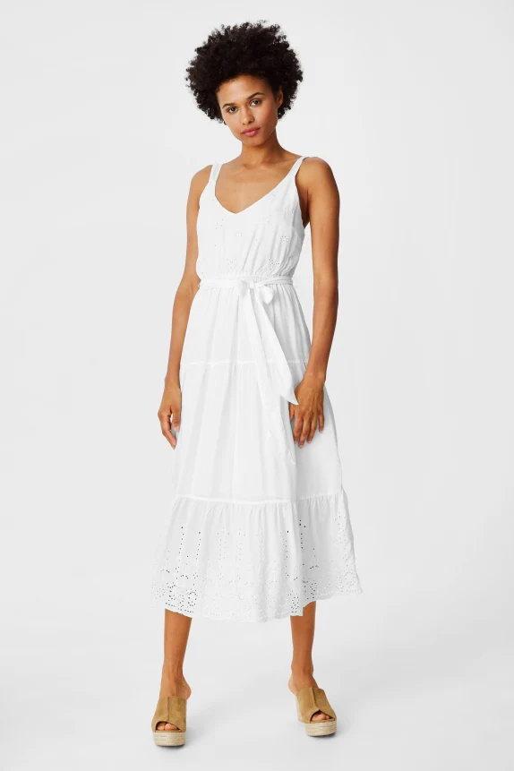 Sommerliches Kleid mit zarter Lochstickerei und Bindegürtel