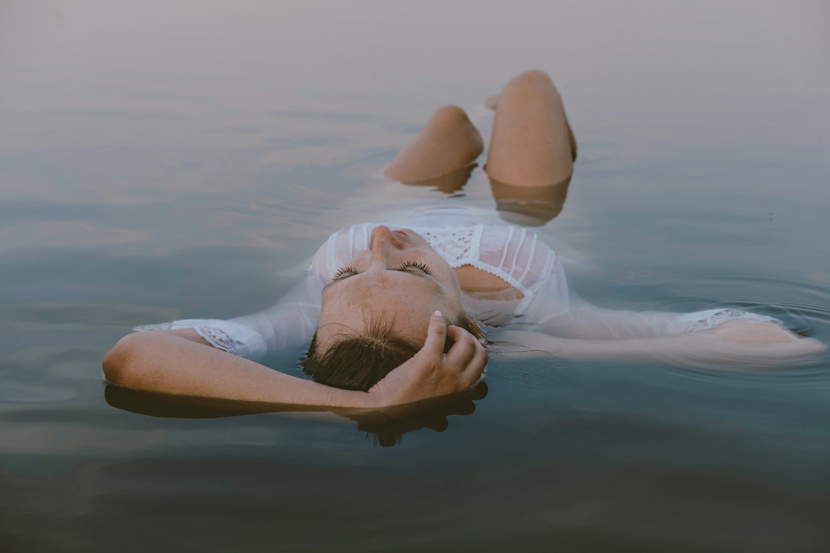 Pech-Sternzeichen Wochenende Frau im Wasser