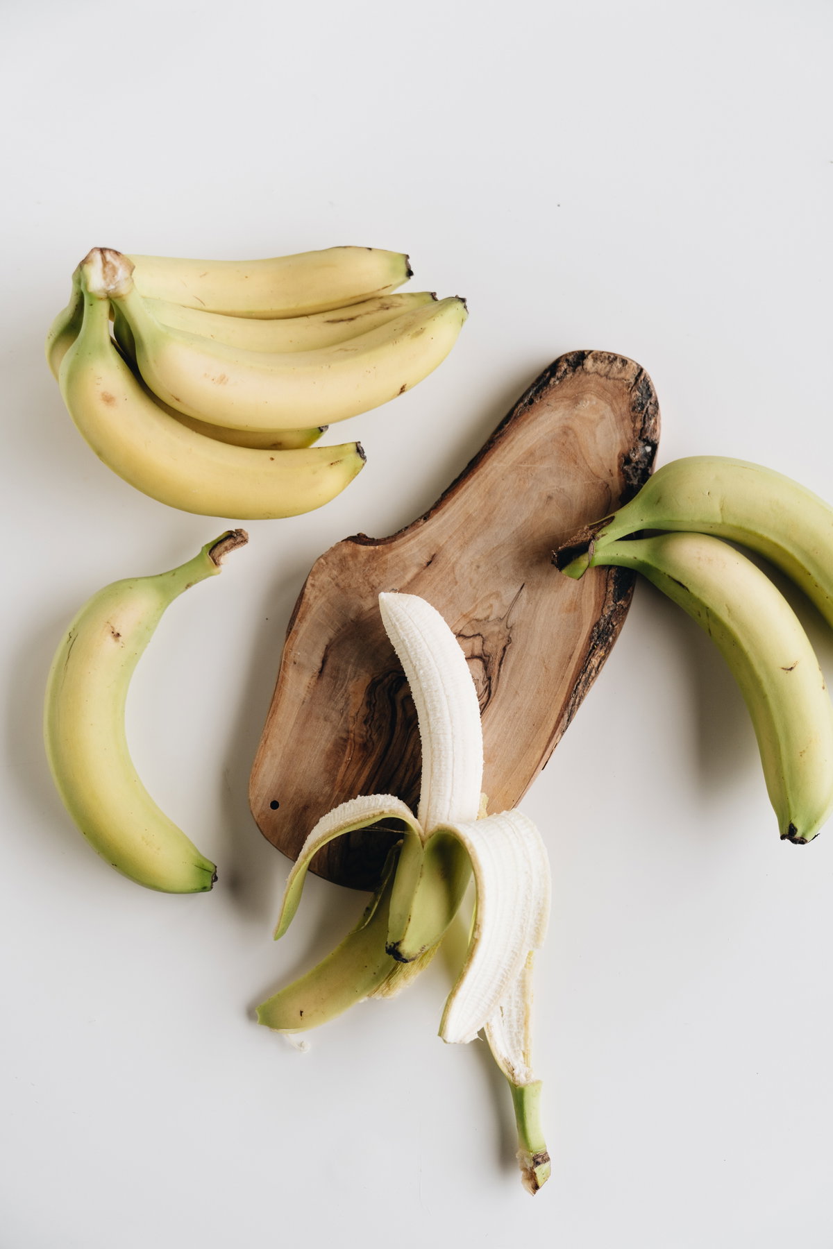 Banane liegen auf weißerm Untergrund