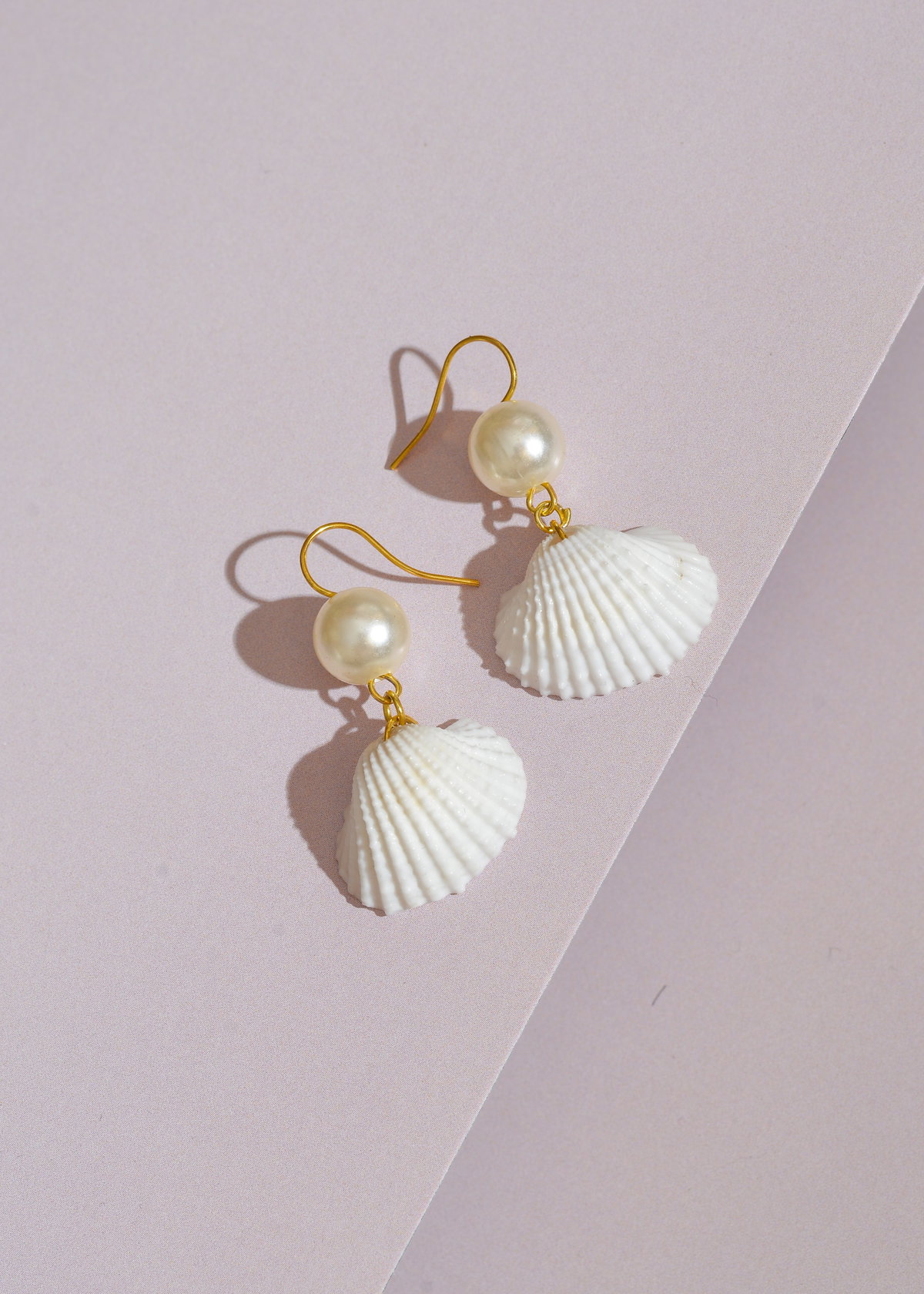 Ohrringe mit Perlen und Muscheln