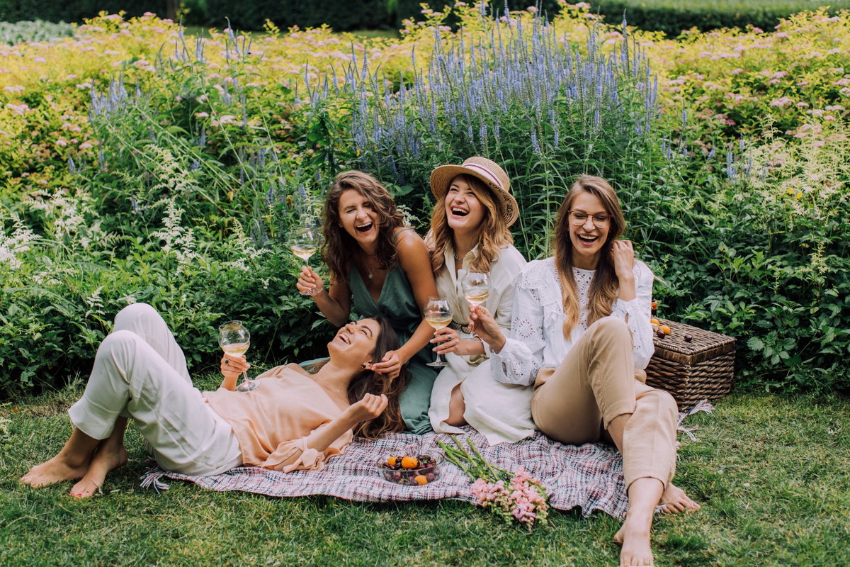 Gruppe Freundinnen feiert Galentinesday