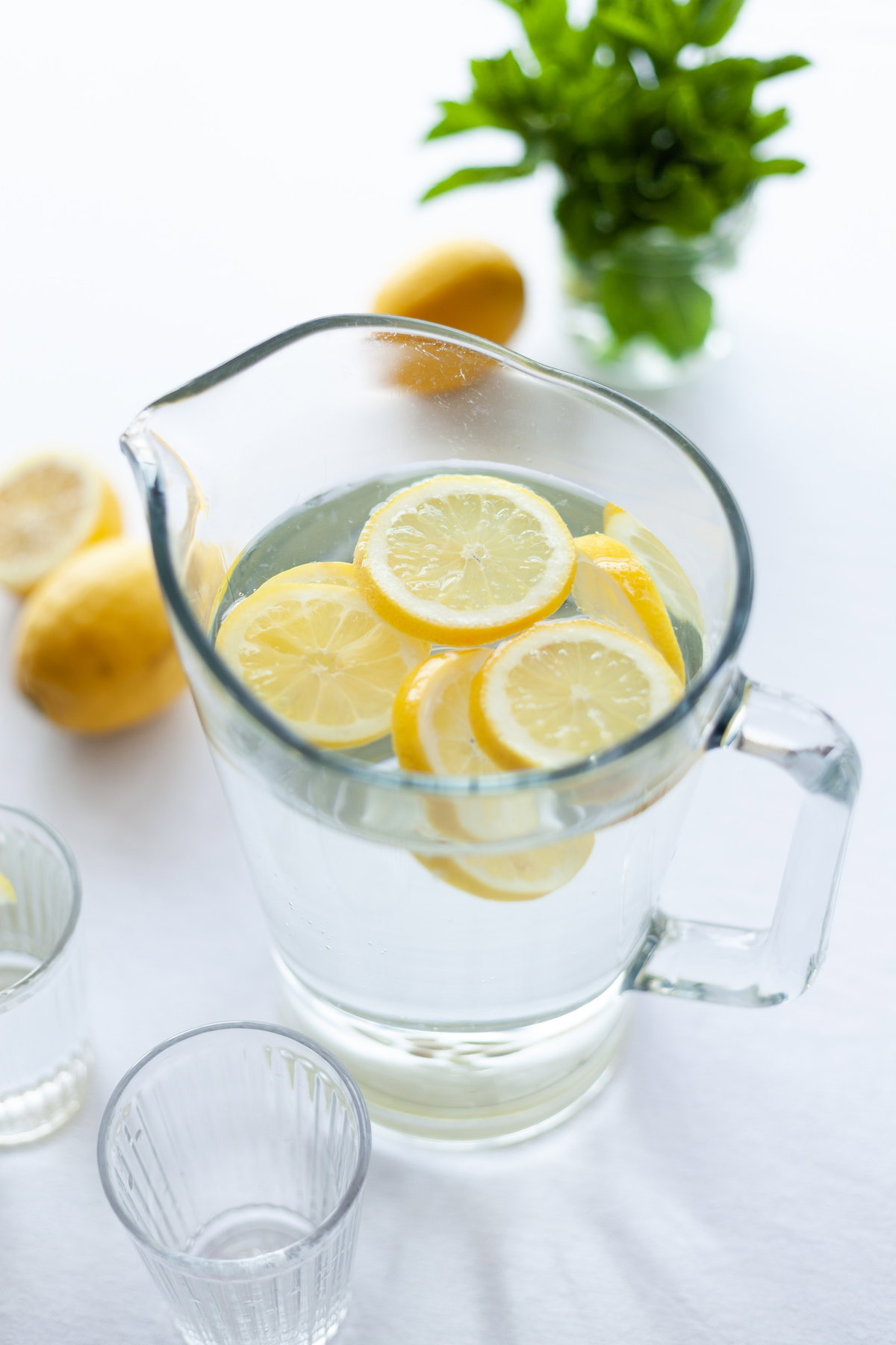 augeschnittene Zitronenscheiben in Wasserkaraffe