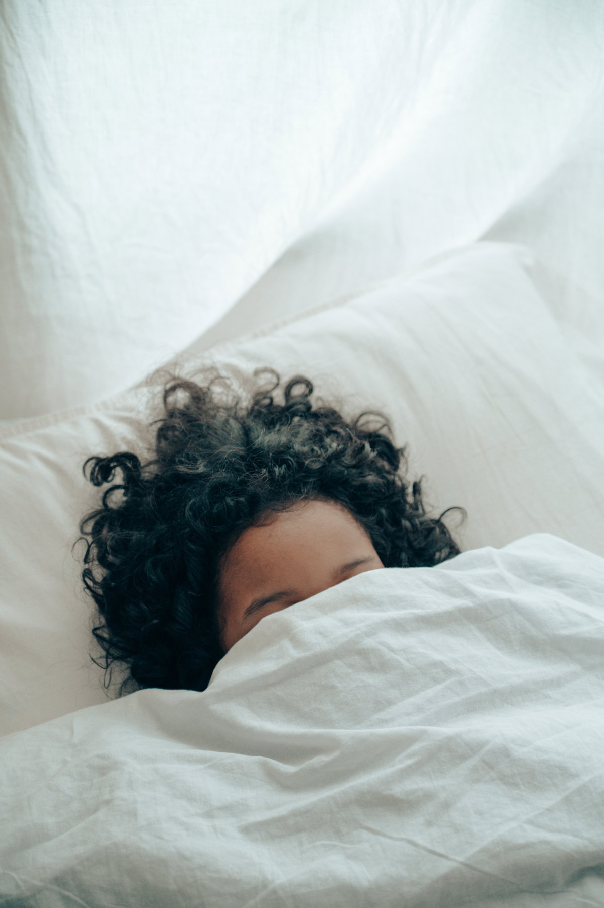 Frau liegt im Bett