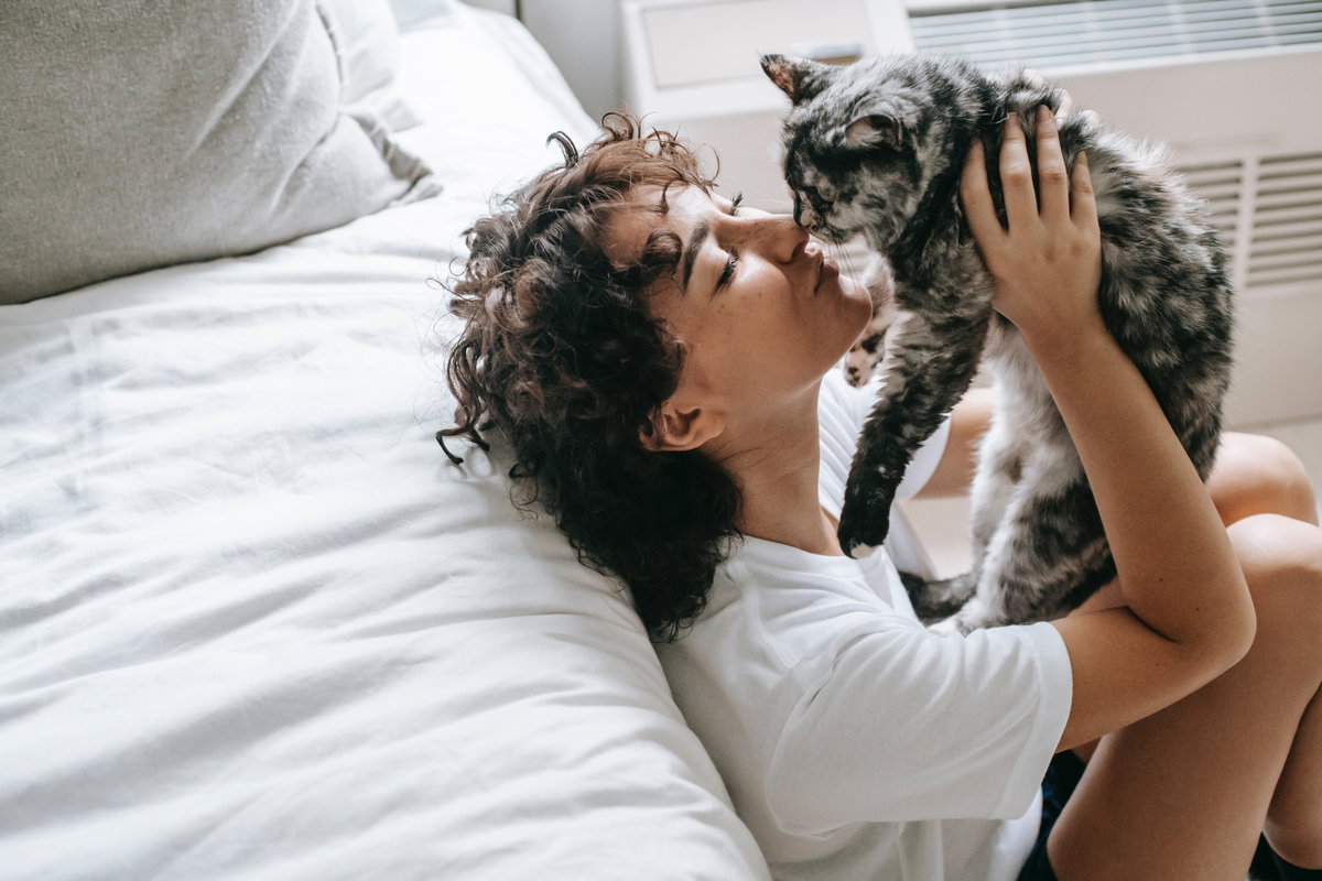 Frau hält Katze auf dem Arm