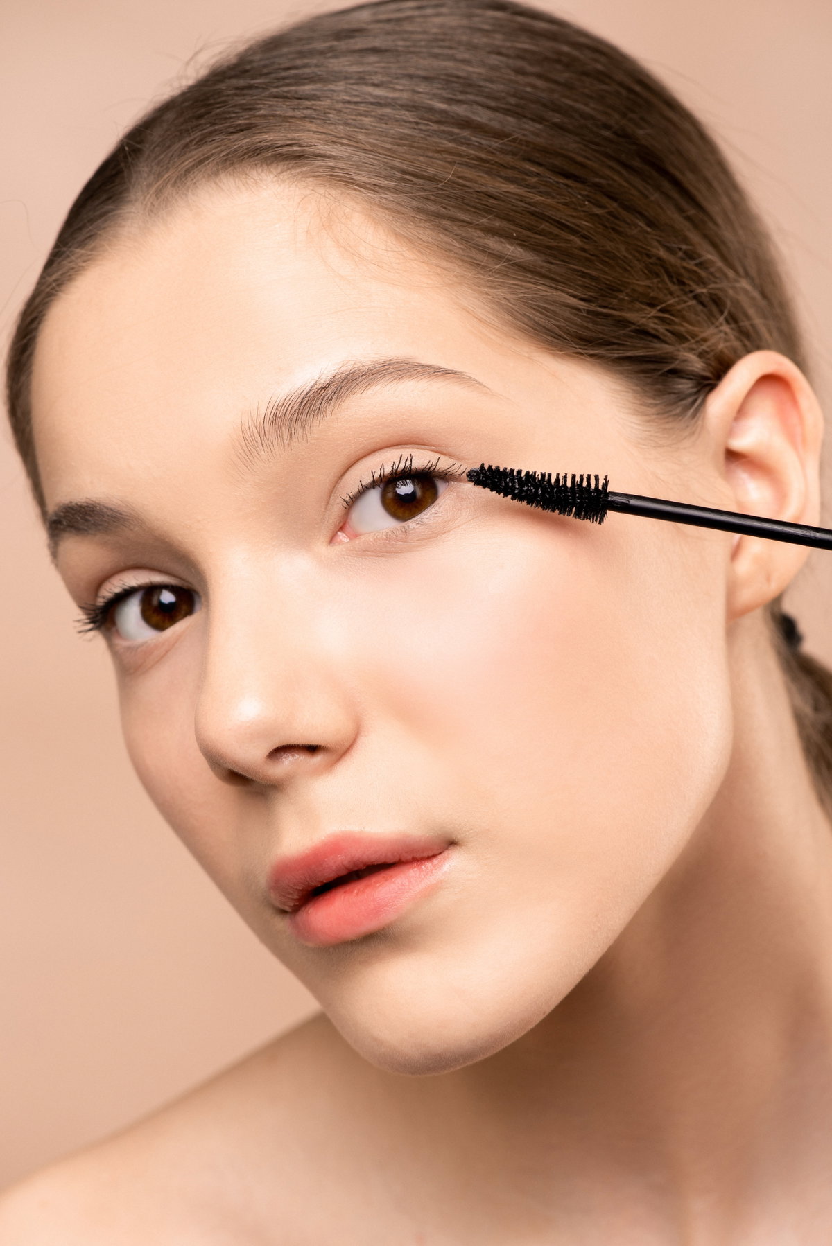 Frau mit Wimperntusche