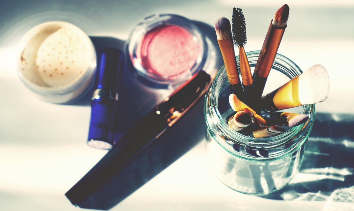 Rouge und Make-up auf Tisch