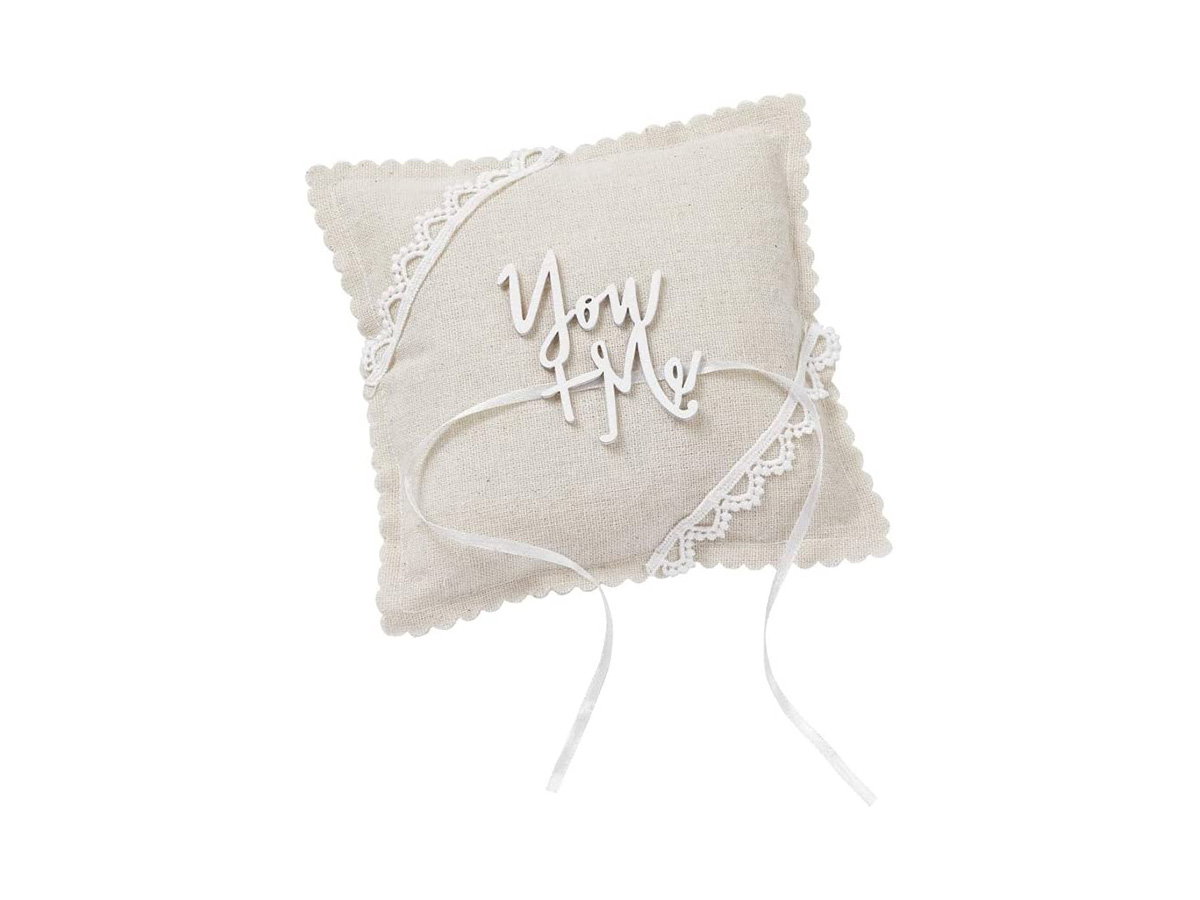 Ringkissen mit "You+Me"-Aufschrift