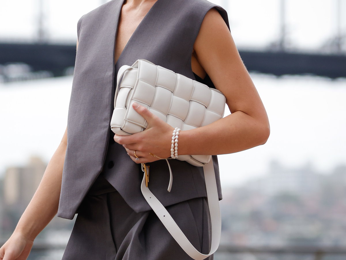 Influencerin mit Bottega Veneta Handtasche