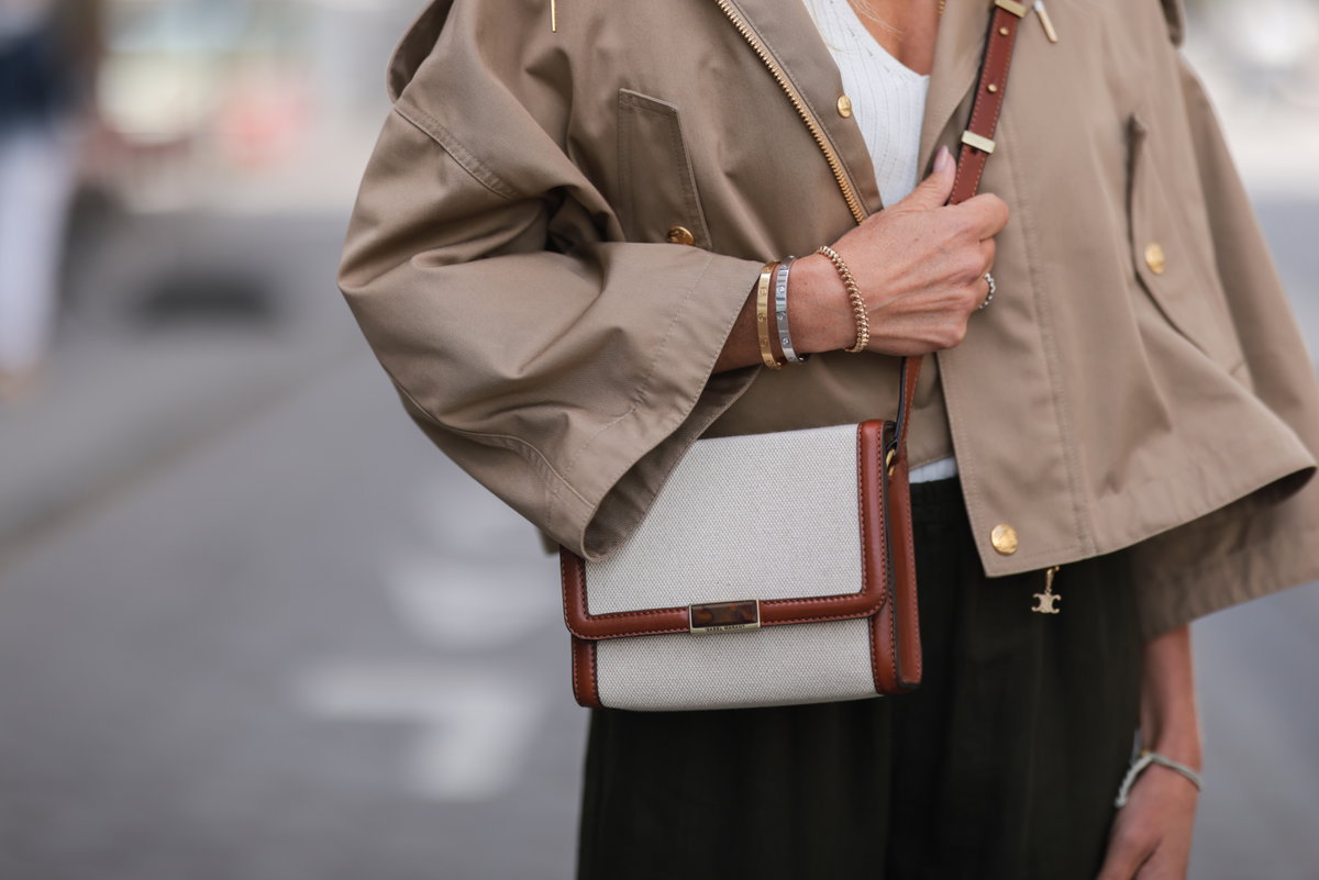 Frau mit Handtasche Modetrend