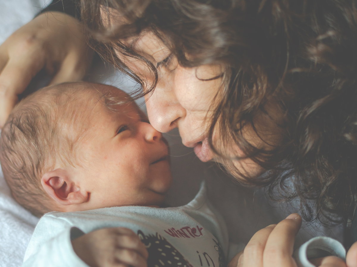 Baby und Mama im Wochenbett