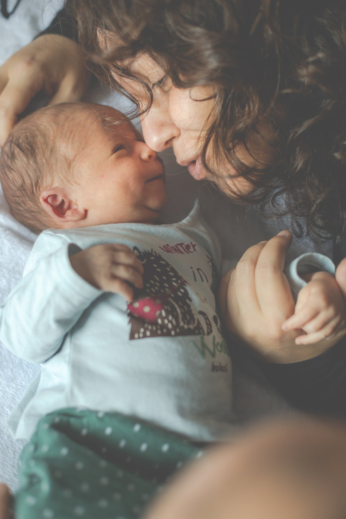 Baby und Mama im Wochenbett