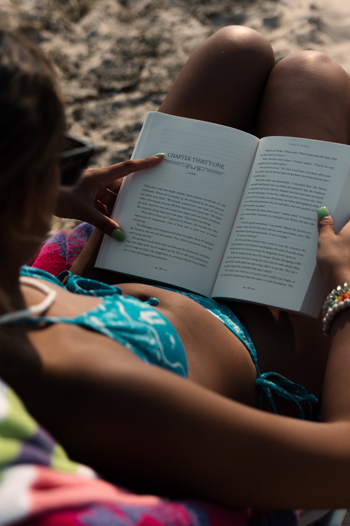 Frau in Bikini liest ein Buch