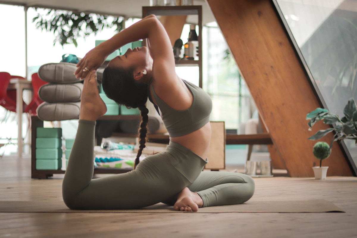 Frau macht Yoga