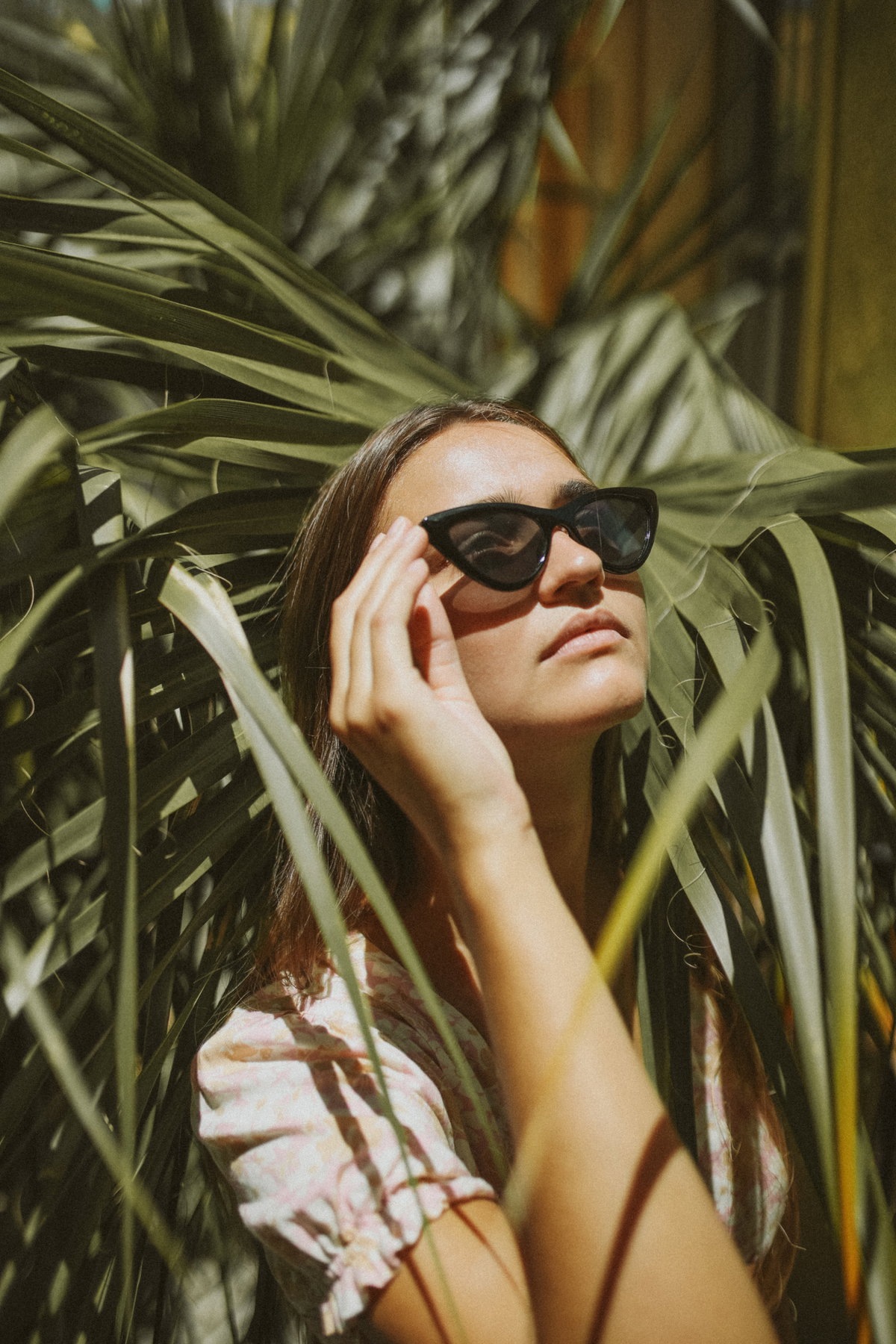 Frau mit Sonnenbrille im Sommer