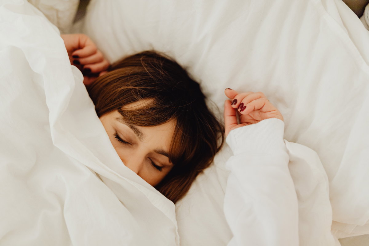Frau schläft im Bett