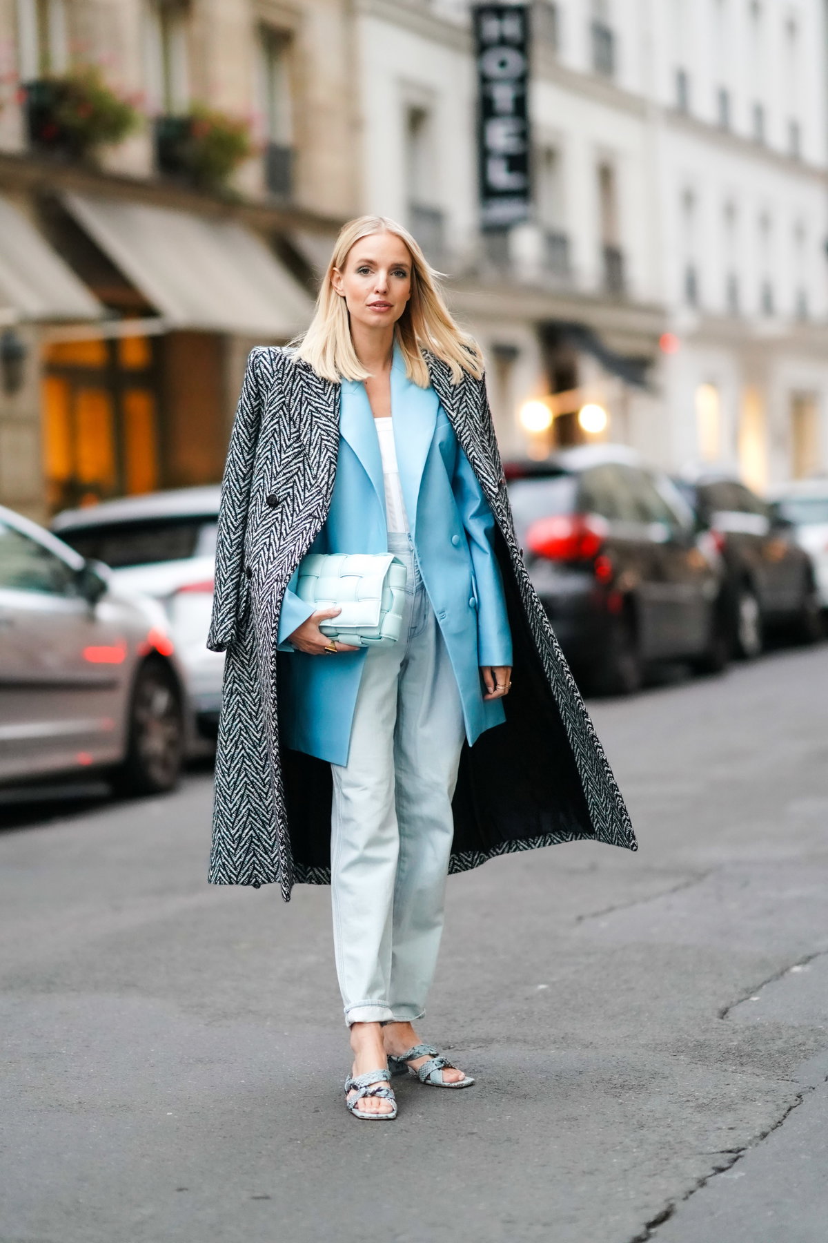Frau trägt Bubble Jeans