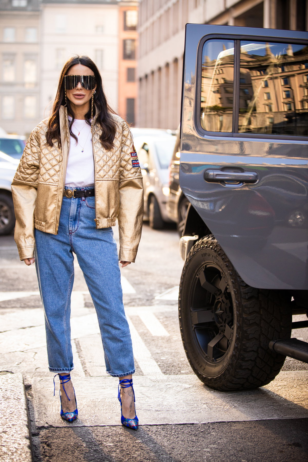 Frau trägt Bubble Jeans
