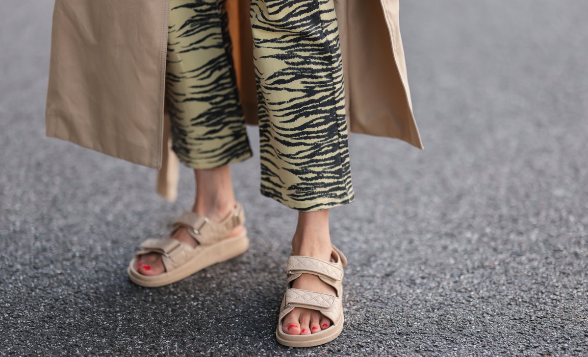 Frau trägt Birkenstocks