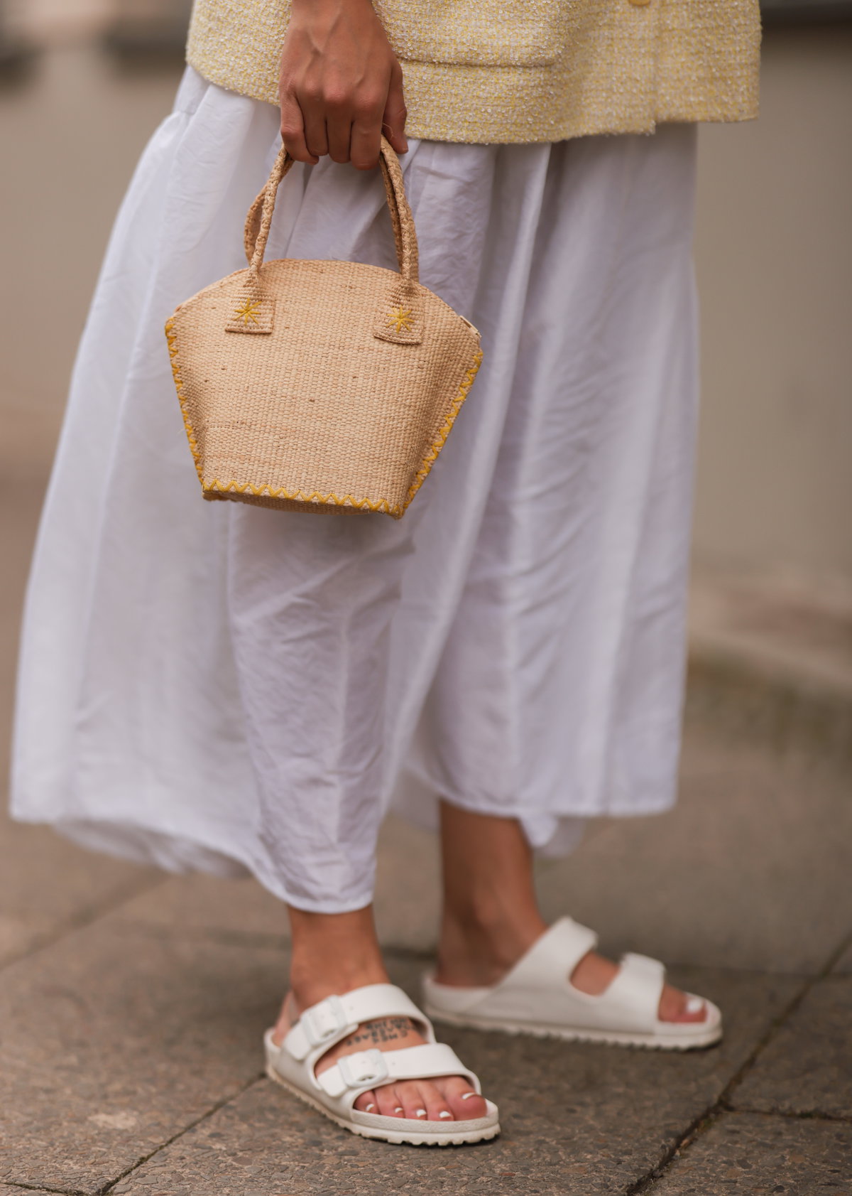 Frau trägt Birkenstocks