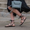 Mode-Trends 2023: Diese 3 flachen Zara-Sandalen kombinieren wir zu jedem Midi-Rock