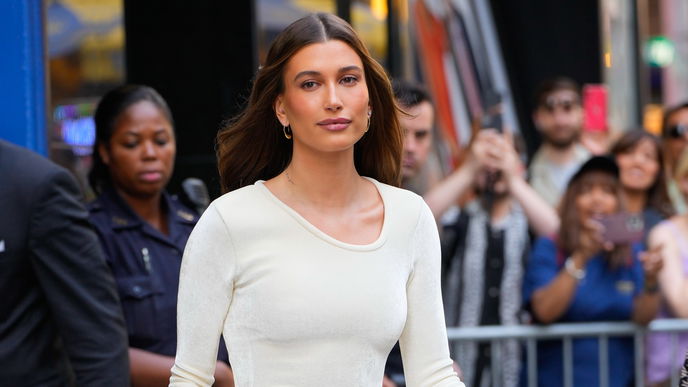 Frisuren-Trend 2022: "Half Wave Hair" ist die Lieblingsfrisur von Hailey Bieber