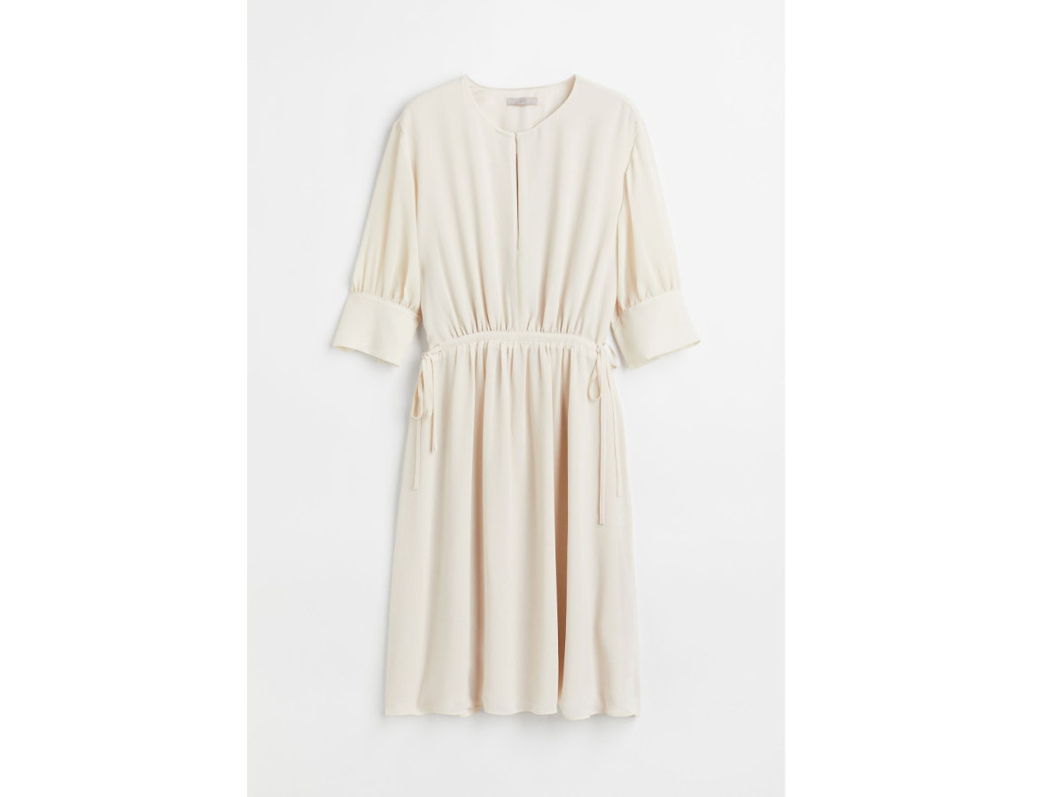 Weißes Chiffonkleid mit Kordelzügen von H&M, rund 30 Euro 🛒 .