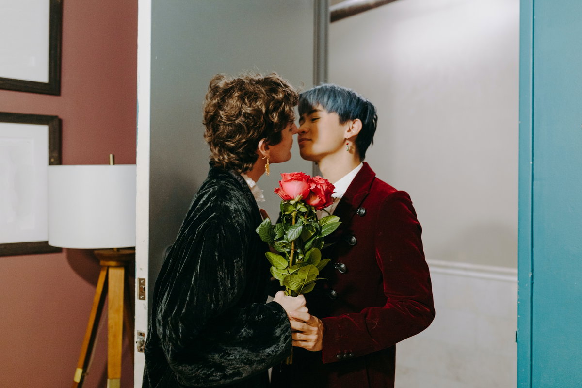 Liebespaar mit Rosen küsst sich