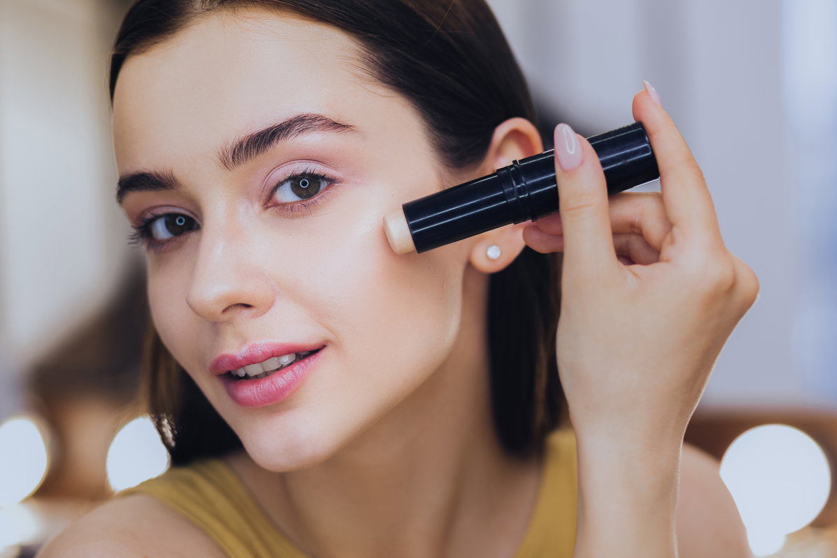 Wir verraten dir, wie du dir den Facelift-Effekt in wenigen Schritten nachschminkst
