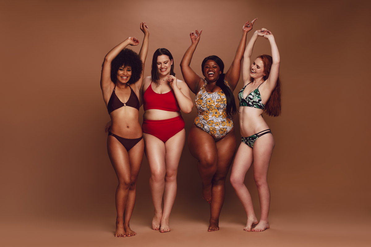 Curvy-Frauen im Bikini