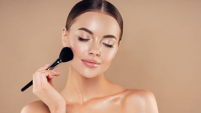 Wangen zum Verlieben: Darum wird der Highlighter im Frühjahr zum wichtigsten Beauty-Produkt