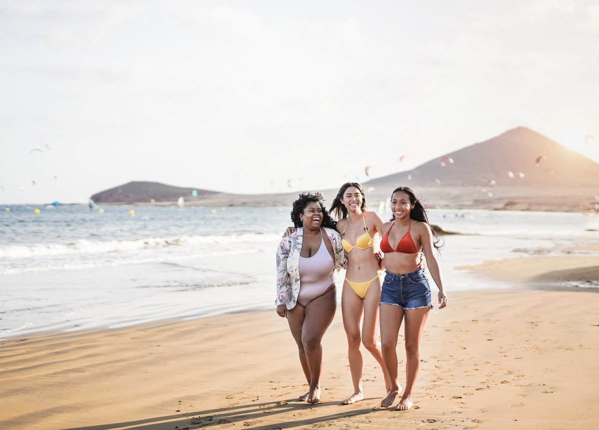 Curvy-Frauen im Bikini