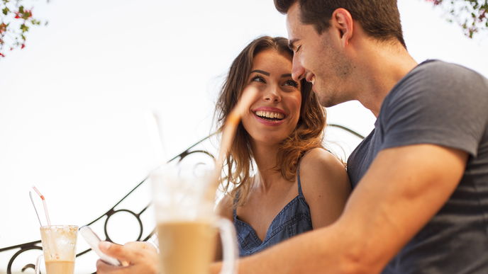 Dating: Laut Studie - Diese 5 Dinge lassen dich sofort sympathischer wirken