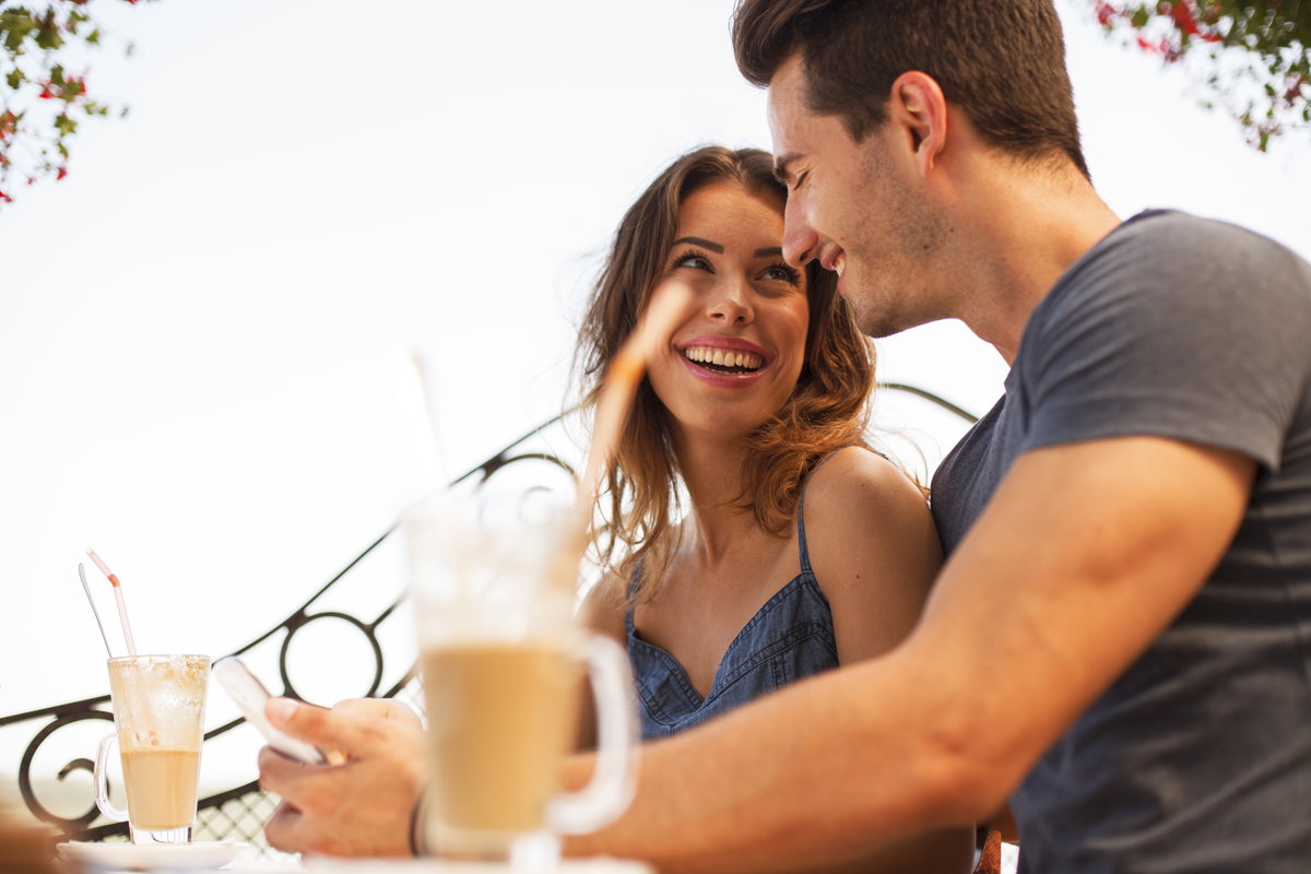 Frau und Mann beim ersten Date