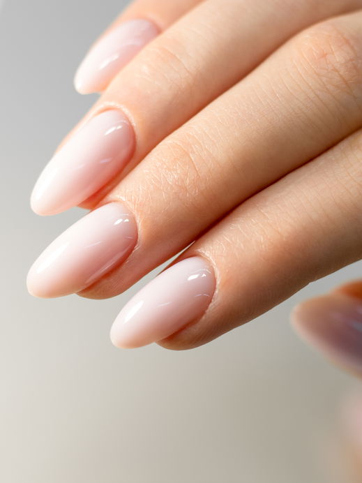 Eleganter Nageltrend: Im Herbst lieben wir wieder minimalistische „Bare Nails”