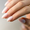 Eleganter Nageltrend: Im Herbst lieben wir wieder minimalistische „Bare Nails”