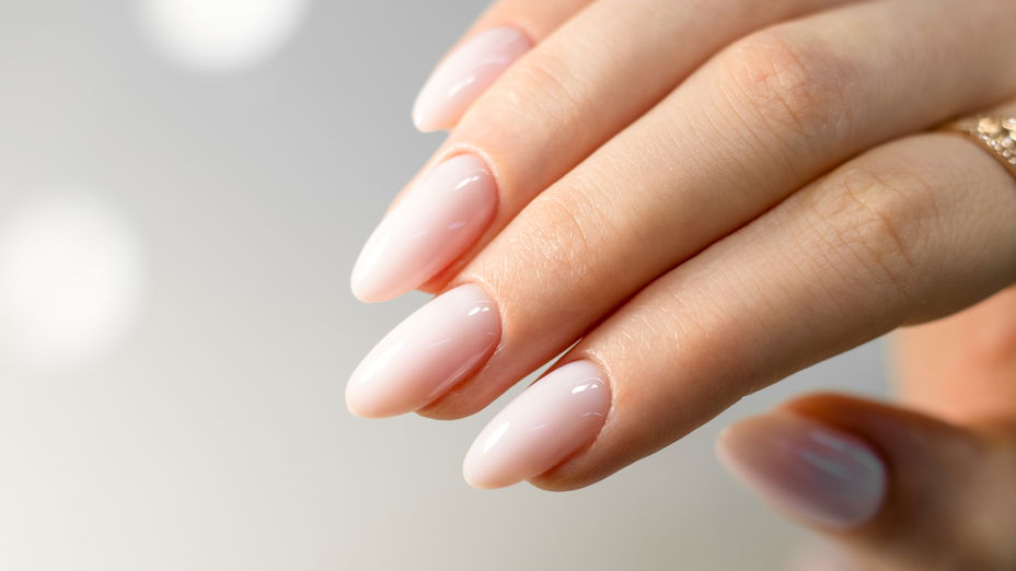 Eleganter Nageltrend: Im Herbst lieben wir wieder minimalistische „Bare Nails”